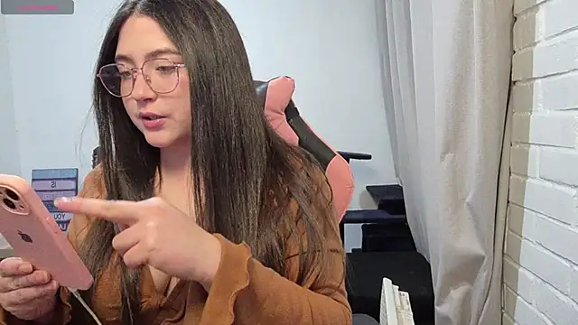 valentinauwu online show from May 20, 1:34 am