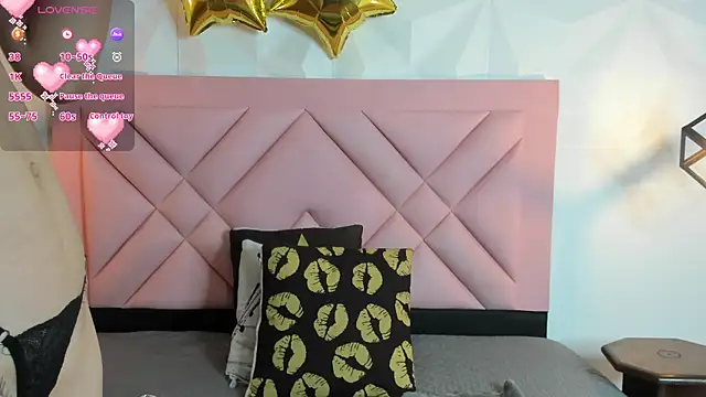 Snapshot of Caroline_daring chatting on July 16, 12:22 pm Caroline daring online show from July 16, 12:22 pm