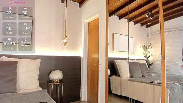 Snapshot of VictoriaShelby chatting on October 2, 12:23 pm VictoriaShelby online show from October 2, 12:23 pm