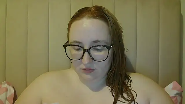 Snapshot of CurvyNaughtyCherry chatting on March 31, 3:52 am CurvyNaughtyCherry online show from March 31, 3:52 am