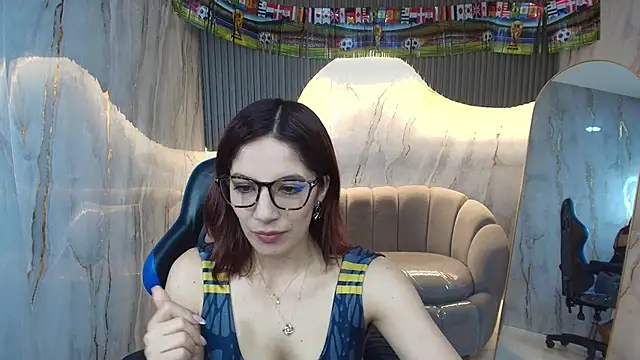 nadia r  online show from June 17, 7:37 pm