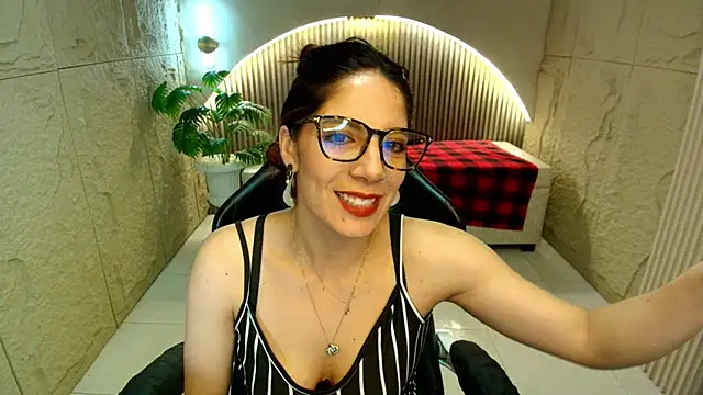 nadia r  online show from July 16, 8:04 pm