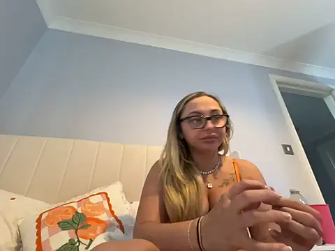 Snapshot of petitelucyXoxx chatting on May 18, 6:03 pm petitelucyXoxx online show from May 18, 6:03 pm
