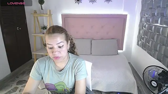 Snapshot of Dulce__Lovee chatting on November 13, 12:15 pm Dulce Lovee online show from November 13, 12:15 pm