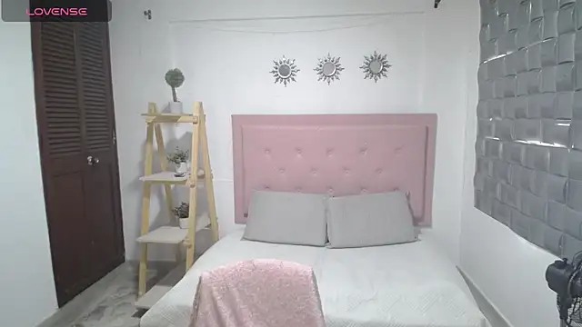 Snapshot of Dulce__Lovee chatting on November 24, 5:56 pm Dulce Lovee online show from November 24, 5:56 pm