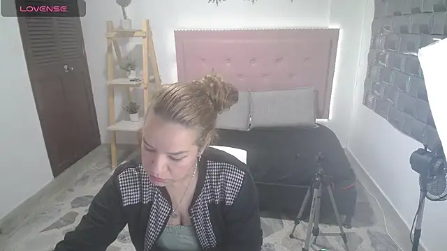 Snapshot of Dulce__Lovee chatting on December 2, 1:28 pm Dulce Lovee online show from December 2, 1:28 pm