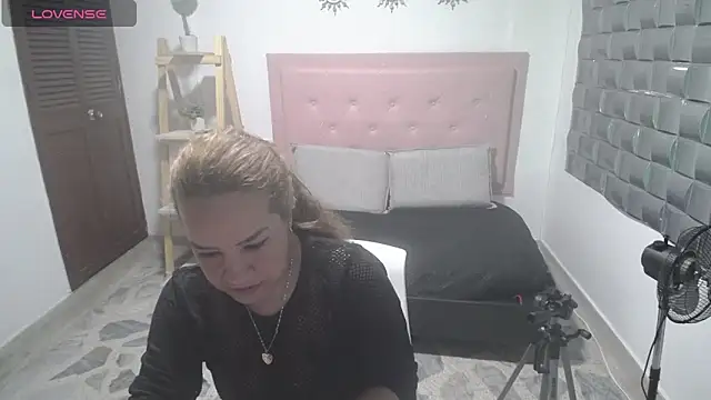 Snapshot of Dulce__Lovee chatting on December 3, 9:02 pm Dulce Lovee online show from December 3, 9:02 pm