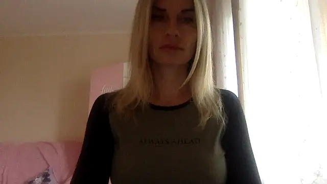 Snapshot of KarelliaStar chatting on September 19, 7:43 am KarelliaStar online show from September 19, 7:43 am