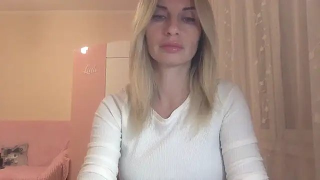 Snapshot of KarelliaStar chatting on October 12, 3:55 pm KarelliaStar online show from October 12, 3:55 pm