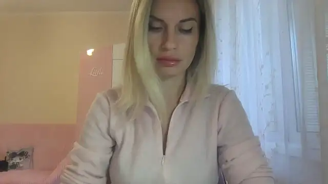 Snapshot of KarelliaStar chatting on October 13, 7:19 am KarelliaStar online show from October 13, 7:19 am