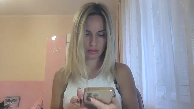 Snapshot of KarelliaStar chatting on October 14, 6:47 am KarelliaStar online show from October 14, 6:47 am