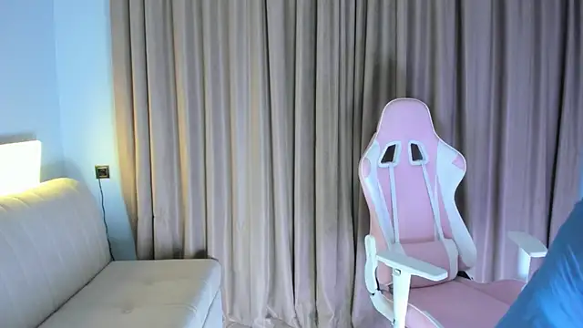 dreamoraa online show from September 14, 1:32 pm