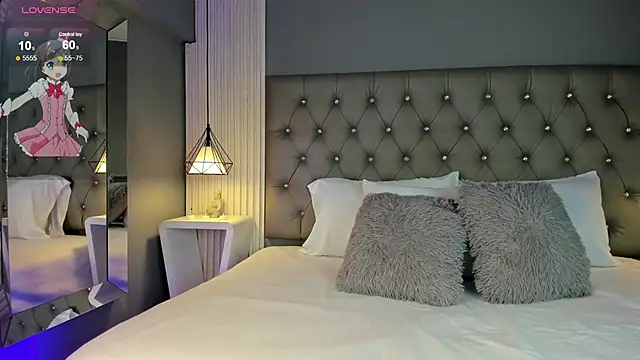 LunaBloomn online show from October 29, 5:04 pm