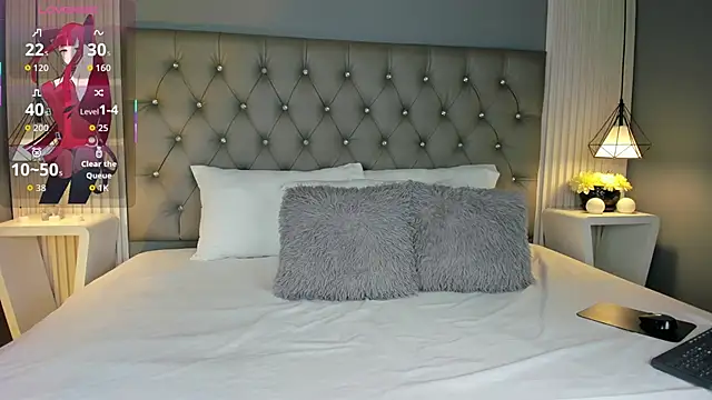 LunaBloomn online show from November 15, 5:09 pm