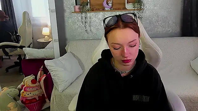 Snapshot of FoxyMayy chatting on October 1, 6:52 am FoxyMayy online show from October 1, 6:52 am