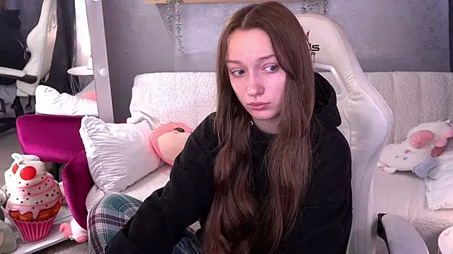 Snapshot of FoxyMayy chatting on October 24, 6:21 am FoxyMayy online show from October 24, 6:21 am