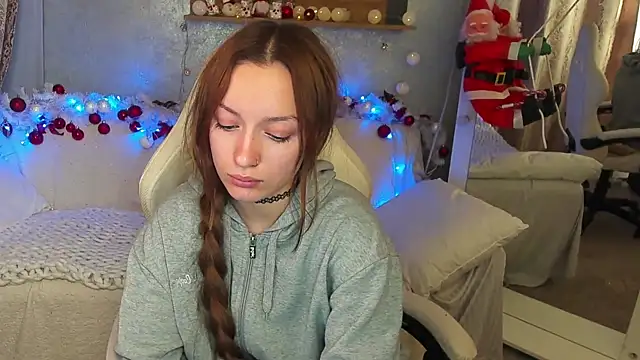 Snapshot of FoxyMayy chatting on December 14, 11:31 pm FoxyMayy online show from December 14, 11:31 pm