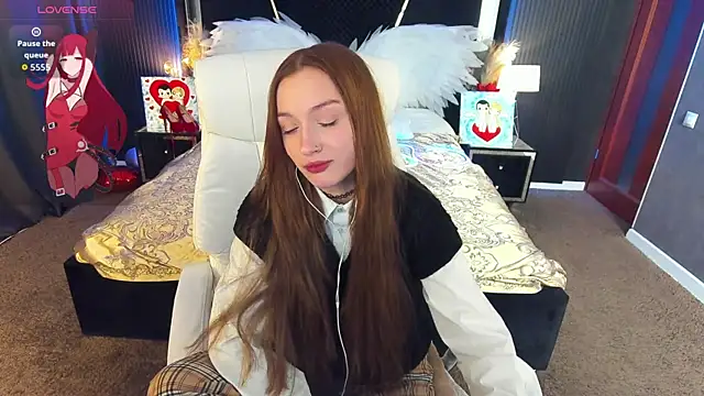 Snapshot of FoxyMayy chatting on April 6, 1:12 pm FoxyMayy online show from April 6, 1:12 pm