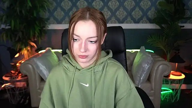 Snapshot of FoxyMayy chatting on April 17, 2:20 pm FoxyMayy online show from April 17, 2:20 pm