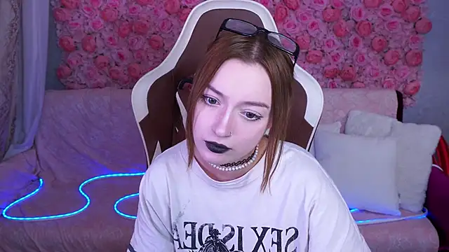 Snapshot of FoxyMayy chatting on June 7, 8:01 pm FoxyMayy online show from June 7, 8:01 pm