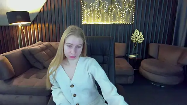 Snapshot of Alina_Blonde chatting on April 9, 5:40 am Alina Blonde online show from April 9, 5:40 am