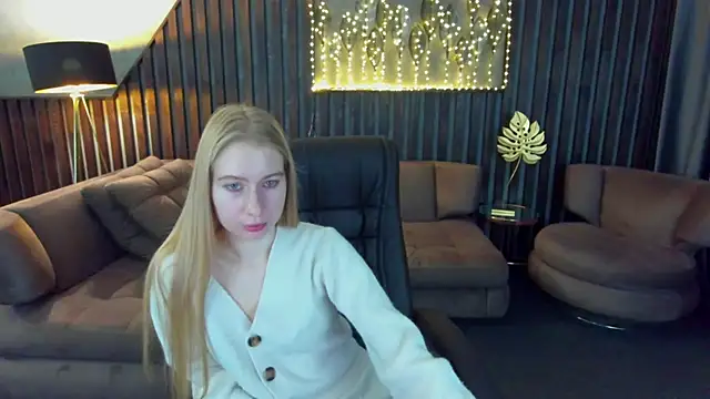 Snapshot of Alina_Blonde chatting on April 9, 6:19 am Alina Blonde online show from April 9, 6:19 am