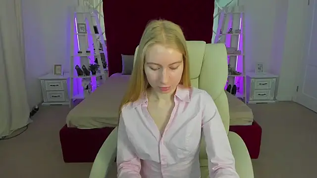 Snapshot of Alina_Blonde chatting on April 12, 6:07 am Alina Blonde online show from April 12, 6:07 am