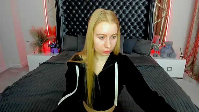 Snapshot of Alina_Blonde chatting on April 18, 5:44 am Alina Blonde online show from April 18, 5:44 am