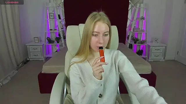 Snapshot of Alina_Blonde chatting on April 23, 5:41 am Alina Blonde online show from April 23, 5:41 am