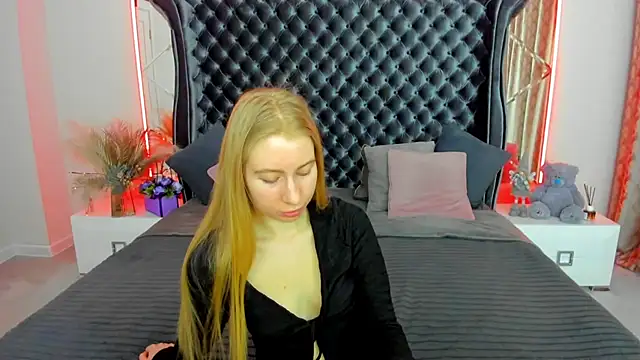 Snapshot of Alina_Blonde chatting on April 25, 5:54 am Alina Blonde online show from April 25, 5:54 am