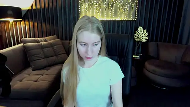 Snapshot of Alina_Blonde chatting on May 3, 5:35 am Alina Blonde online show from May 3, 5:35 am