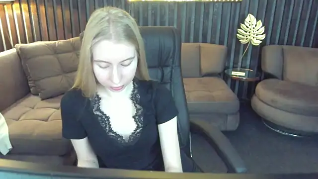 Snapshot of Alina_Blonde chatting on May 5, 5:37 am Alina Blonde online show from May 5, 5:37 am