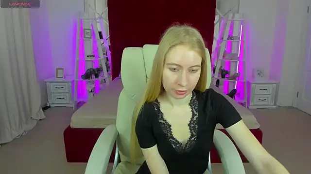 Snapshot of Alina_Blonde chatting on May 9, 5:34 am Alina Blonde online show from May 9, 5:34 am