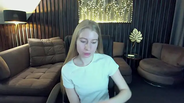 Snapshot of Alina_Blonde chatting on May 10, 5:34 am Alina Blonde online show from May 10, 5:34 am