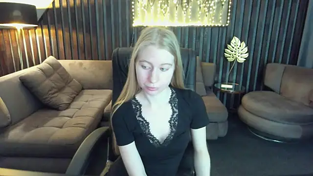 Snapshot of Alina_Blonde chatting on May 11, 2:56 pm Alina Blonde online show from May 11, 2:56 pm