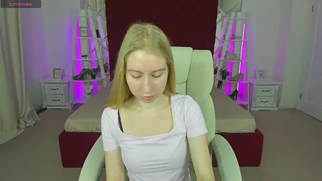 Snapshot of Alina_Blonde chatting on May 17, 5:38 am Alina Blonde online show from May 17, 5:38 am