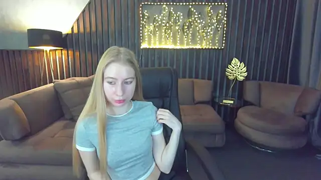Snapshot of Alina_Blonde chatting on May 23, 5:34 am Alina Blonde online show from May 23, 5:34 am