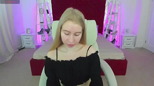 Snapshot of Alina_Blonde chatting on June 7, 5:33 am Alina Blonde online show from June 7, 5:33 am