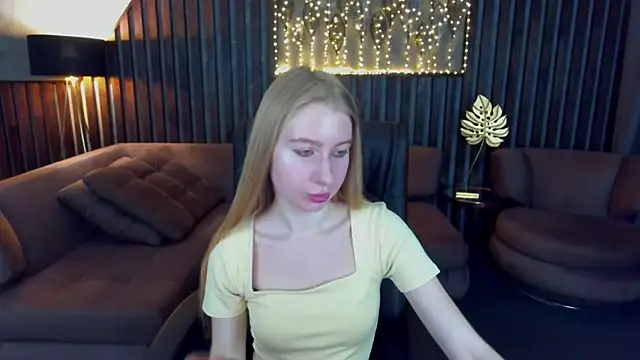 Snapshot of Alina_Blonde chatting on June 11, 5:49 am Alina Blonde online show from June 11, 5:49 am