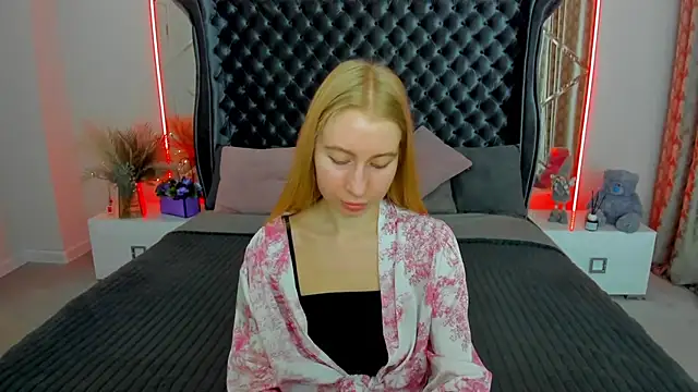 Snapshot of Alina_Blonde chatting on June 13, 5:38 am Alina Blonde online show from June 13, 5:38 am