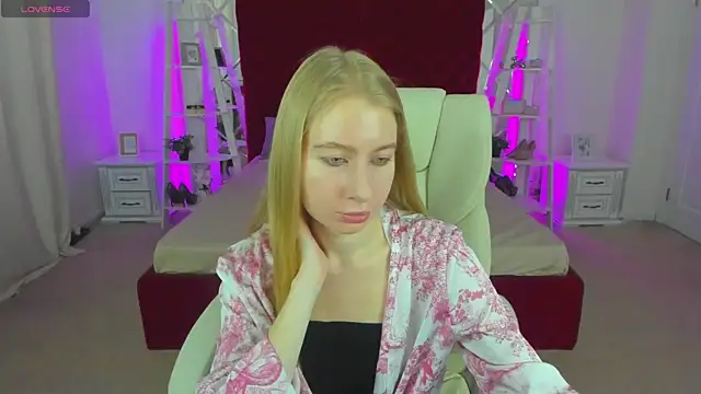 Snapshot of Alina_Blonde chatting on June 16, 5:43 am Alina Blonde online show from June 16, 5:43 am