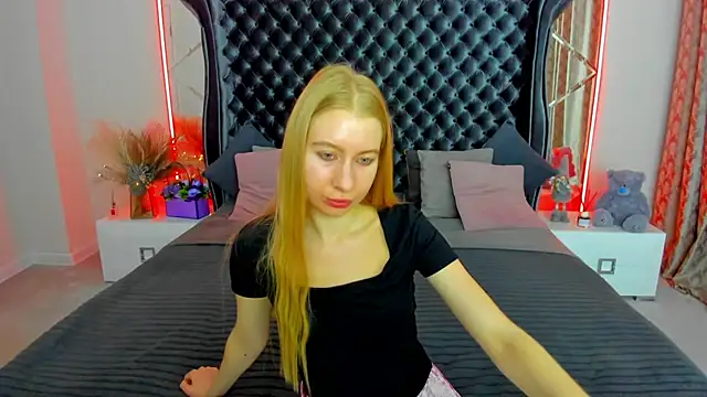 Snapshot of Alina_Blonde chatting on June 20, 5:43 am Alina Blonde online show from June 20, 5:43 am