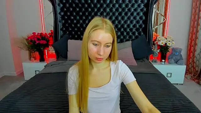 Snapshot of Alina_Blonde chatting on June 27, 5:56 am Alina Blonde online show from June 27, 5:56 am