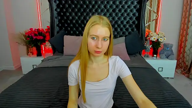 Snapshot of Alina_Blonde chatting on June 27, 12:22 pm Alina Blonde online show from June 27, 12:22 pm