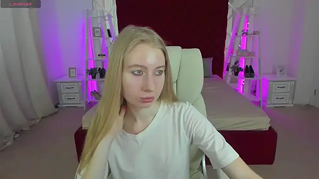 Snapshot of Alina_Blonde chatting on July 2, 5:35 am Alina Blonde online show from July 2, 5:35 am