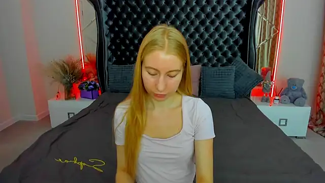 Snapshot of Alina_Blonde chatting on July 4, 5:35 am Alina Blonde online show from July 4, 5:35 am