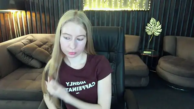 Snapshot of Alina_Blonde chatting on July 7, 7:34 am Alina Blonde online show from July 7, 7:34 am