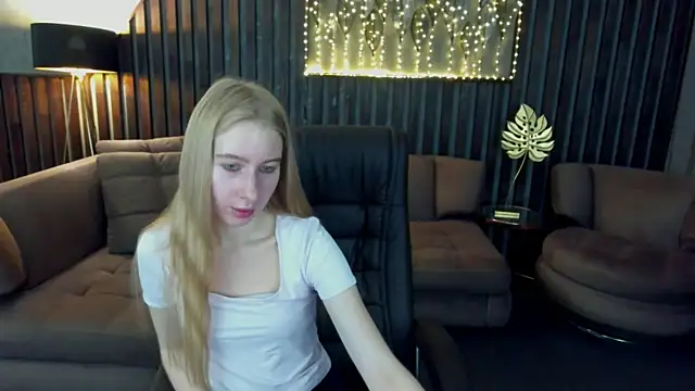 Snapshot of Alina_Blonde chatting on July 17, 5:36 am Alina Blonde online show from July 17, 5:36 am