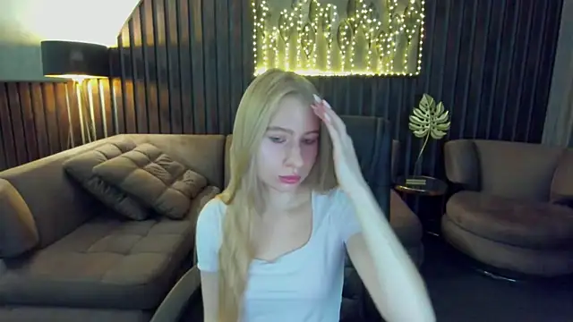 Snapshot of Alina_Blonde chatting on July 23, 5:38 am Alina Blonde online show from July 23, 5:38 am