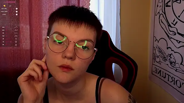 Snapshot of KrisNeal chatting on October 3, 9:50 am KrisNeal online show from October 3, 9:50 am